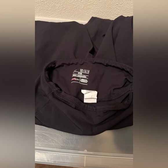 UA UNDER ARMOUR Leggings EUC LIKE NEW Medium - Picture 9 of 10